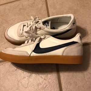 Mens white classic nike’s. Never worn.